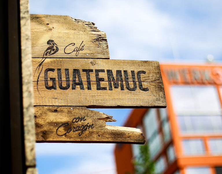 Altes Guatemuc-Nasenschild mit guatemaltekischem Kaffee – Symbol der Freundschaft zwischen den Familien Eckart und Keller